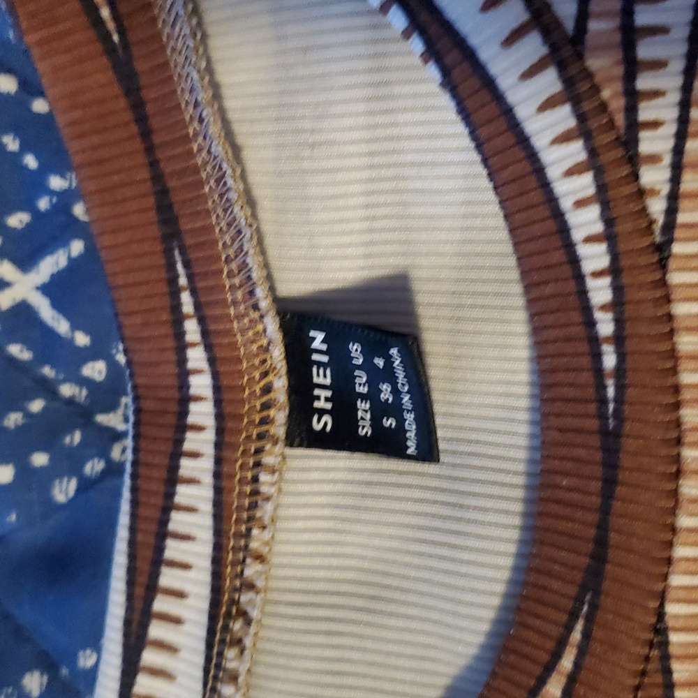 Retro Brown Pattern Long Sleeve Ribbed Crop Top - Picture 2 of 5